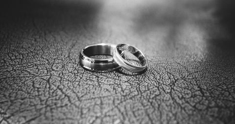 two rings in black and white